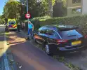 Fietser en auto in botsing bij rotonde