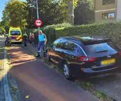 Fietser en auto in botsing bij rotonde