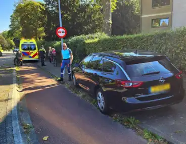 Fietser en auto in botsing bij rotonde