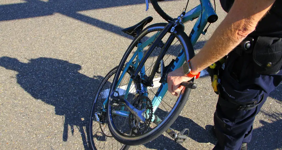 Wielrenfiets gebroken na ongeval met motor - Foto 4