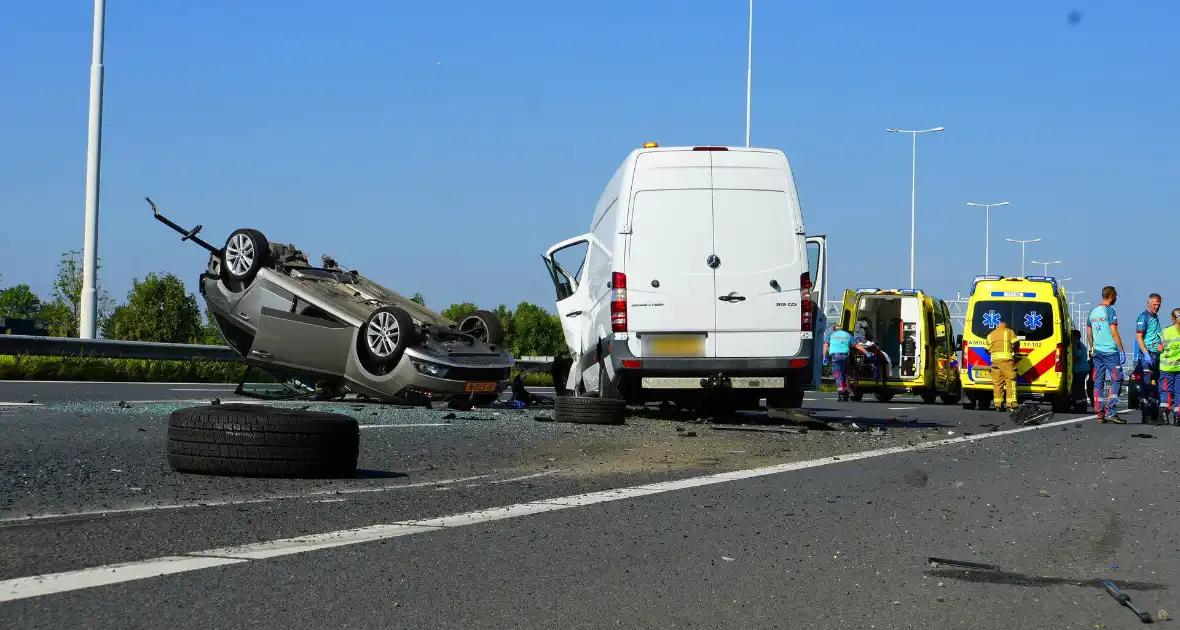 Auto op de kop bij kettingbotsing