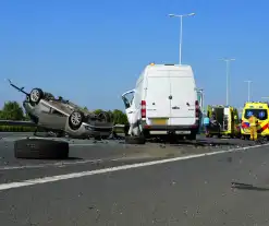 Auto op de kop bij kettingbotsing