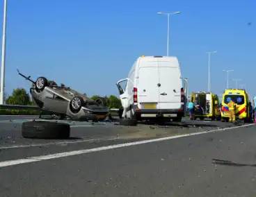 Auto op de kop bij kettingbotsing