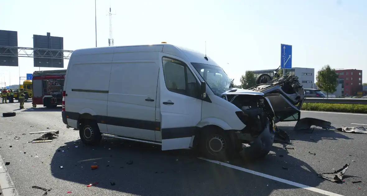 Auto op de kop bij kettingbotsing - Foto 1