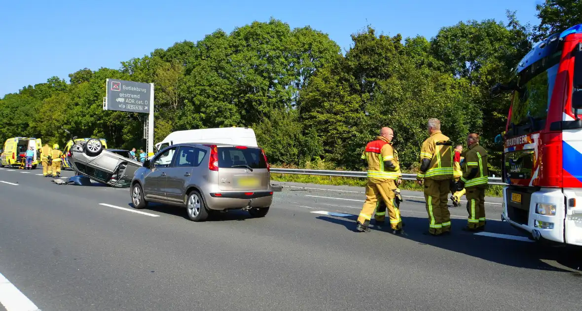 Auto op de kop bij kettingbotsing - Foto 10