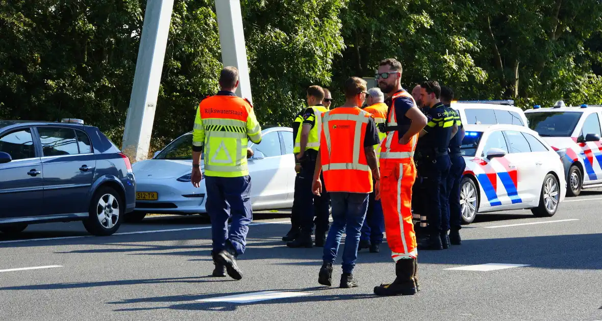 Auto op de kop bij kettingbotsing - Foto 11