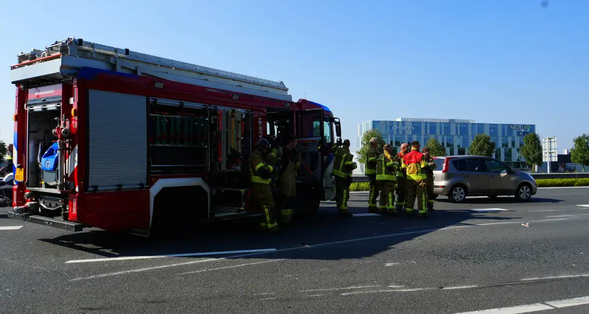 Auto op de kop bij kettingbotsing - Foto 12