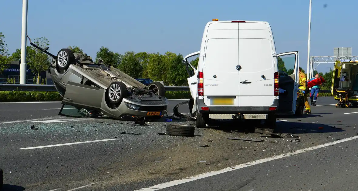 Auto op de kop bij kettingbotsing - Foto 13