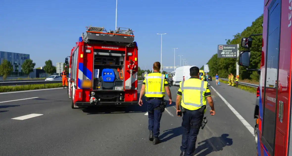 Auto op de kop bij kettingbotsing - Foto 14