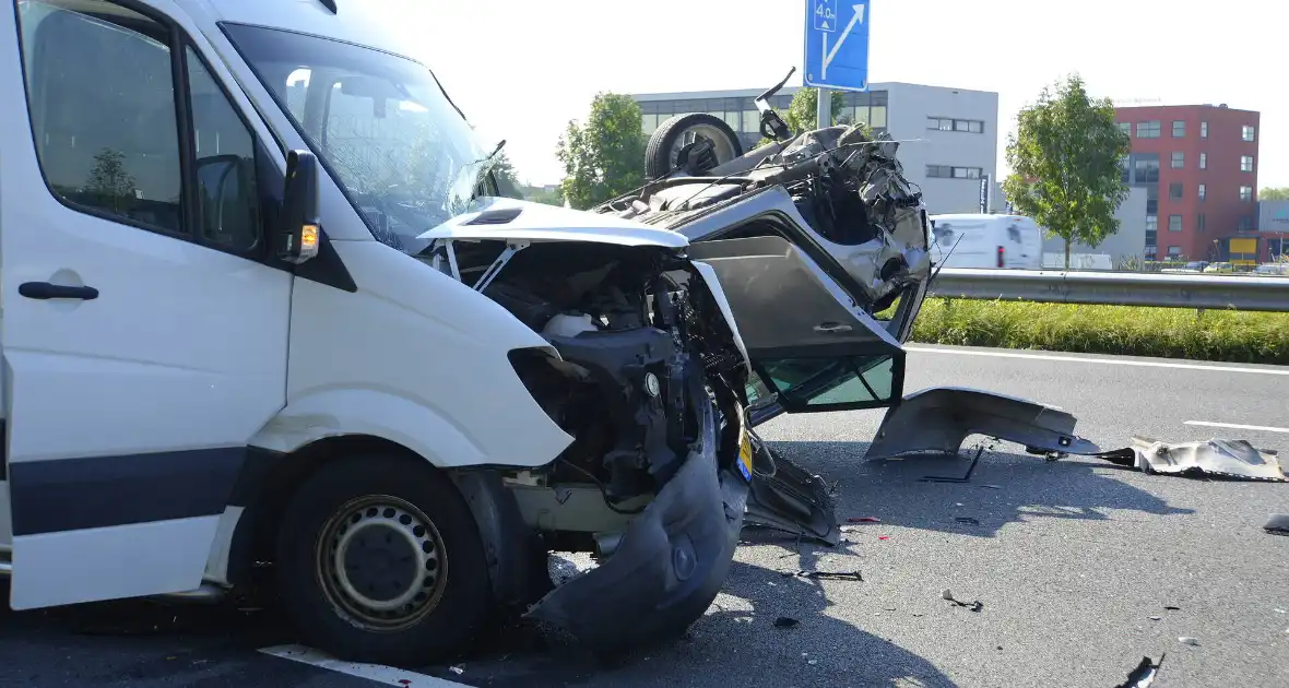 Auto op de kop bij kettingbotsing - Foto 2