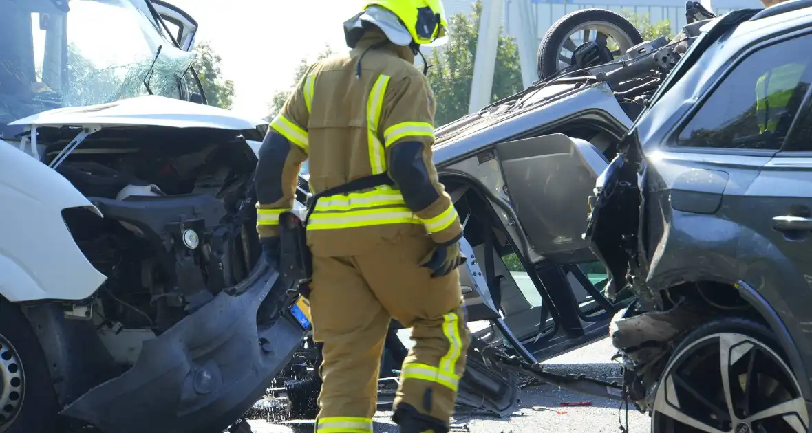 Auto op de kop bij kettingbotsing - Foto 3