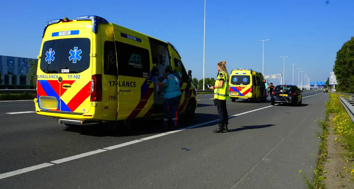 Auto op de kop bij kettingbotsing - Foto 4