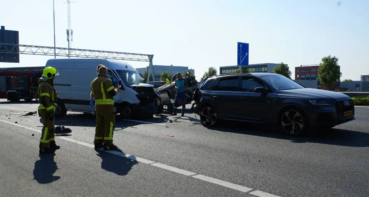 Auto op de kop bij kettingbotsing - Foto 5