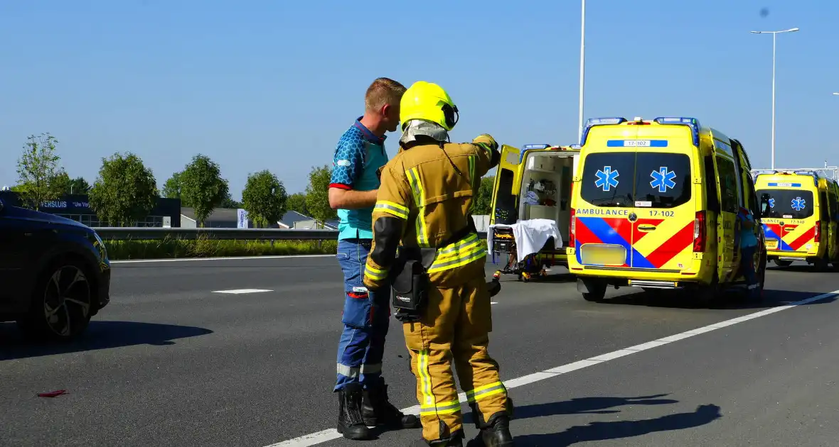 Auto op de kop bij kettingbotsing - Foto 6