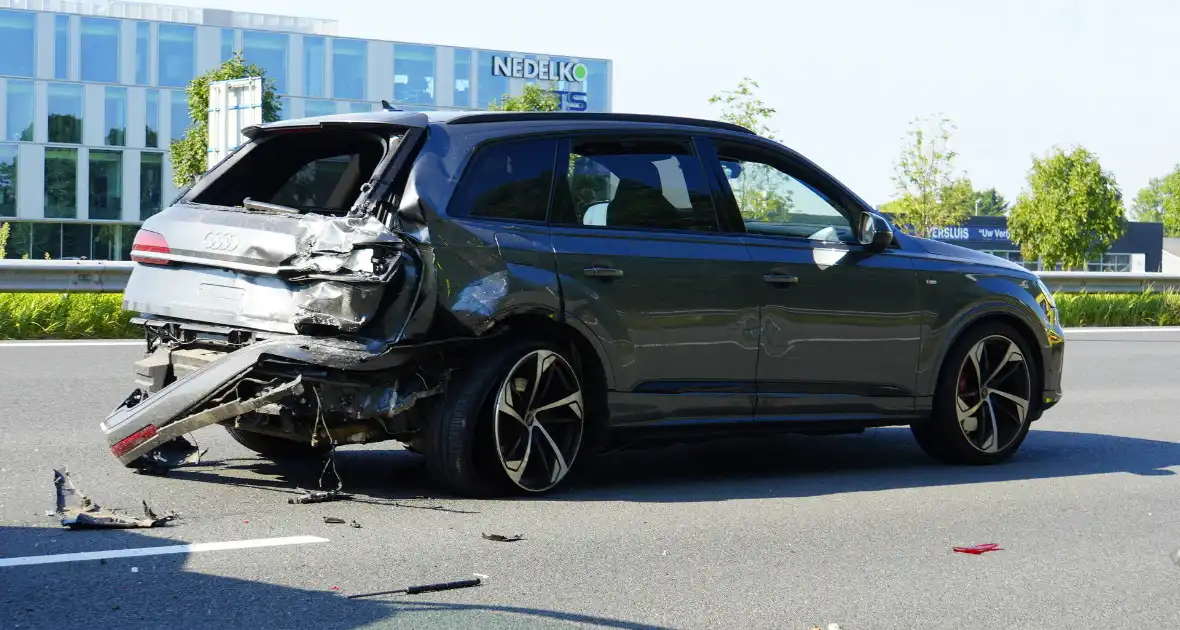 Auto op de kop bij kettingbotsing - Foto 7