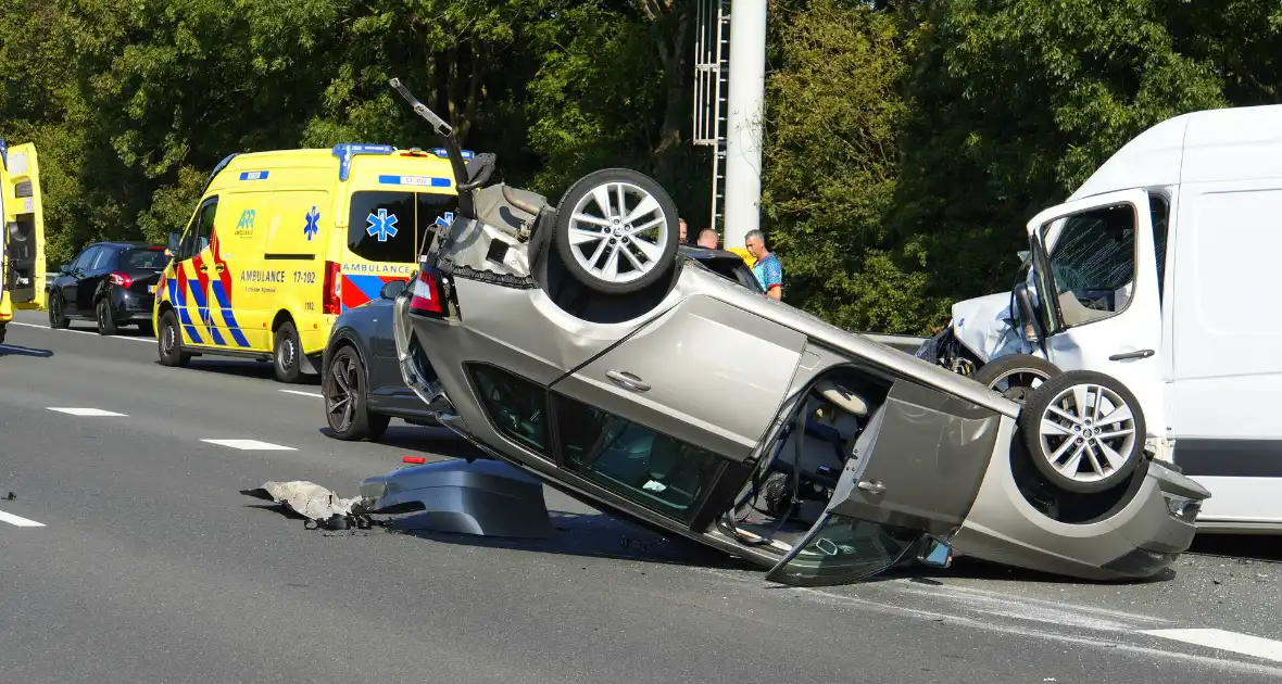 Auto op de kop bij kettingbotsing - Foto 8