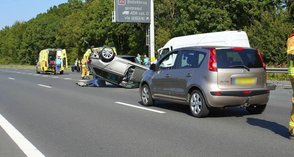 Auto op de kop bij kettingbotsing - Foto 9