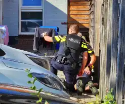 Arrestatieteam houdt persoon aan achter pand