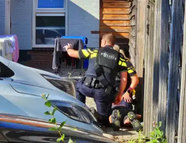 Arrestatieteam houdt persoon aan achter pand