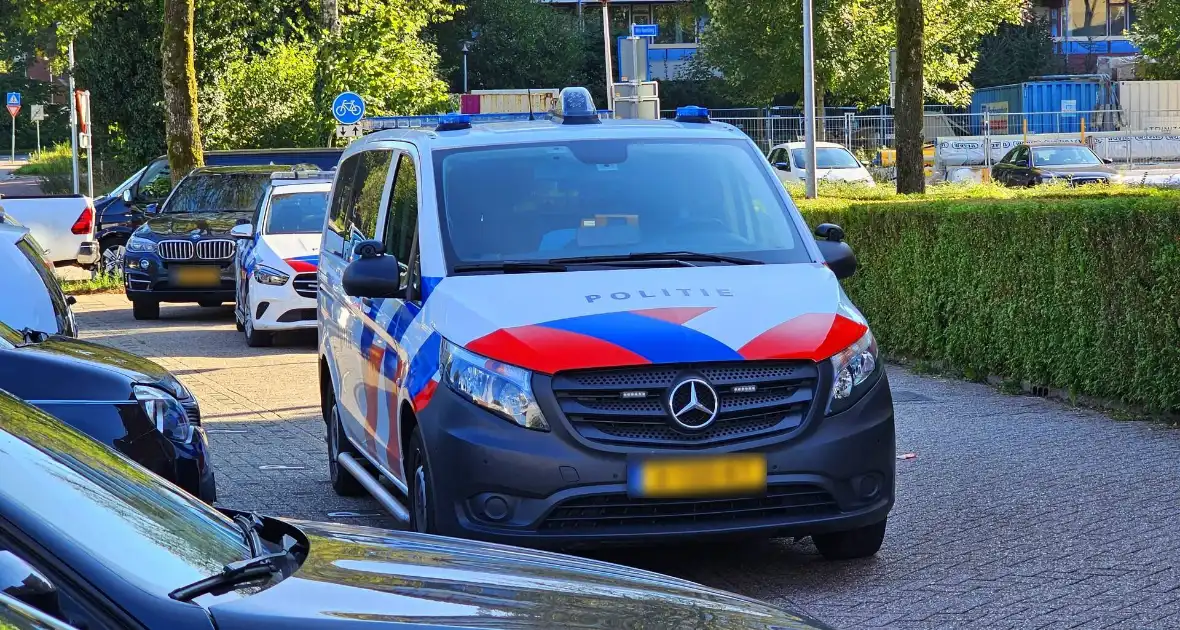 Arrestatieteam houdt persoon aan achter pand - Foto 1