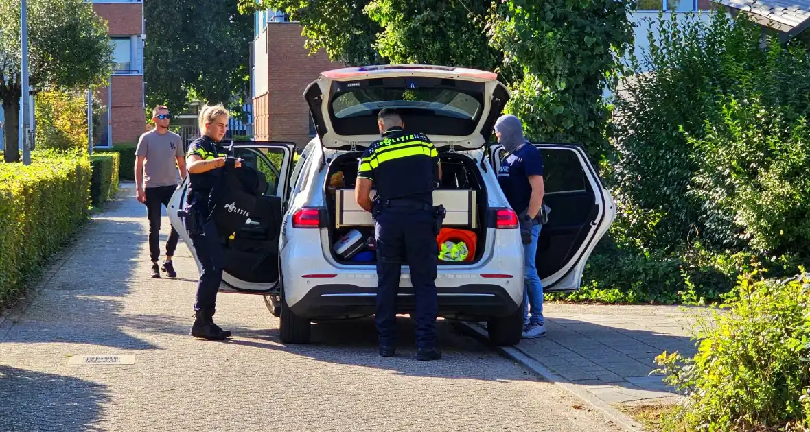 Arrestatieteam houdt persoon aan achter pand - Foto 2