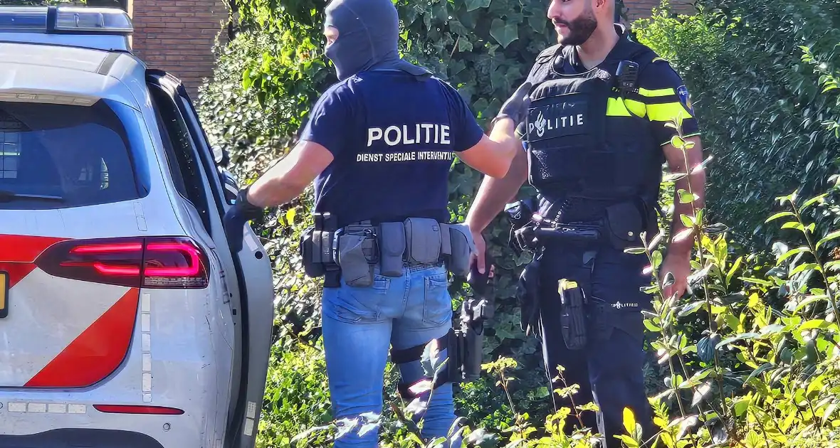 Arrestatieteam houdt persoon aan achter pand - Foto 3