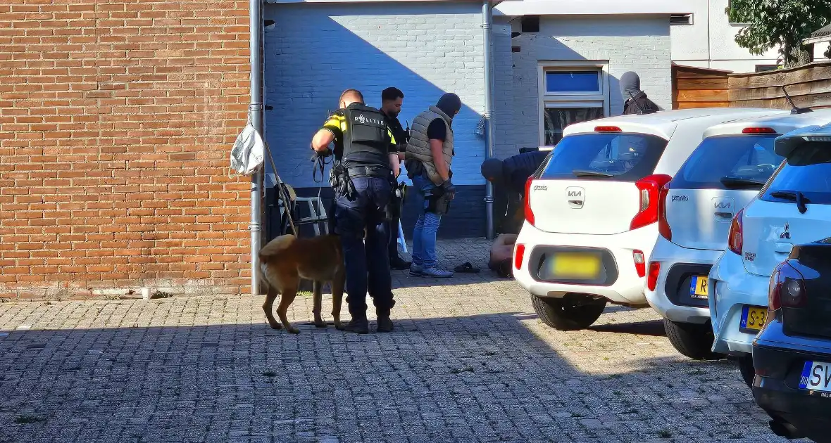 Arrestatieteam houdt persoon aan achter pand - Foto 4