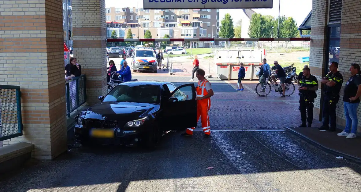 BMW total-loss na botsing op parkeerhelling