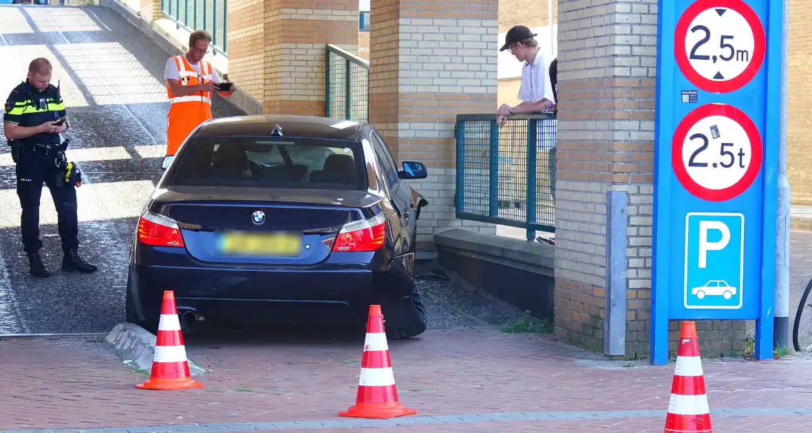 BMW total-loss na botsing op parkeerhelling - Foto 1