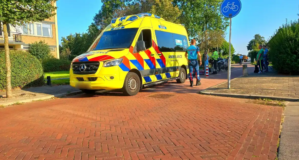 Oudere vrouw op elektrische brommer ten val - Foto 1