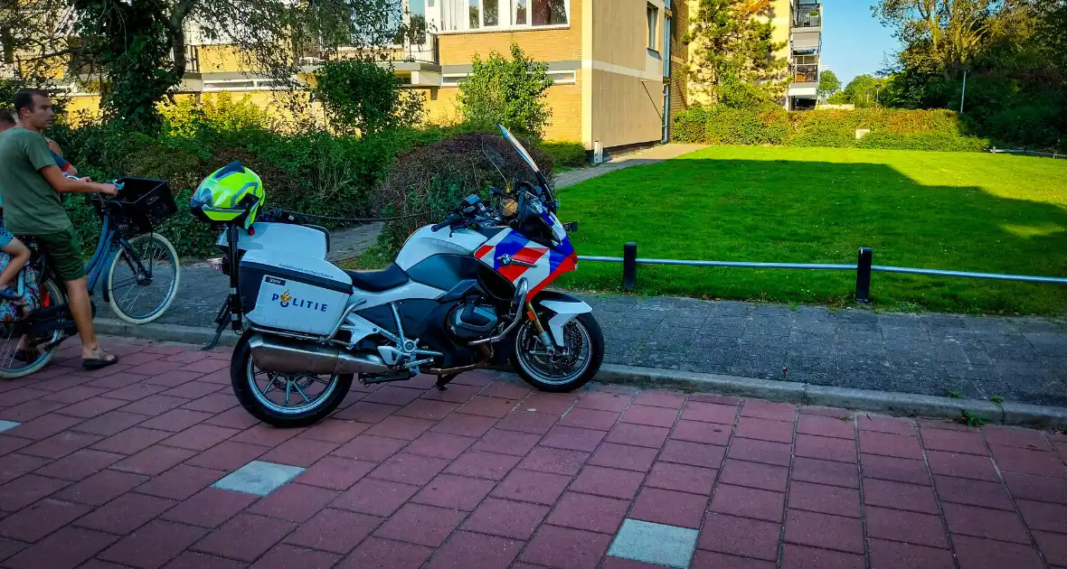 Oudere vrouw op elektrische brommer ten val - Foto 10