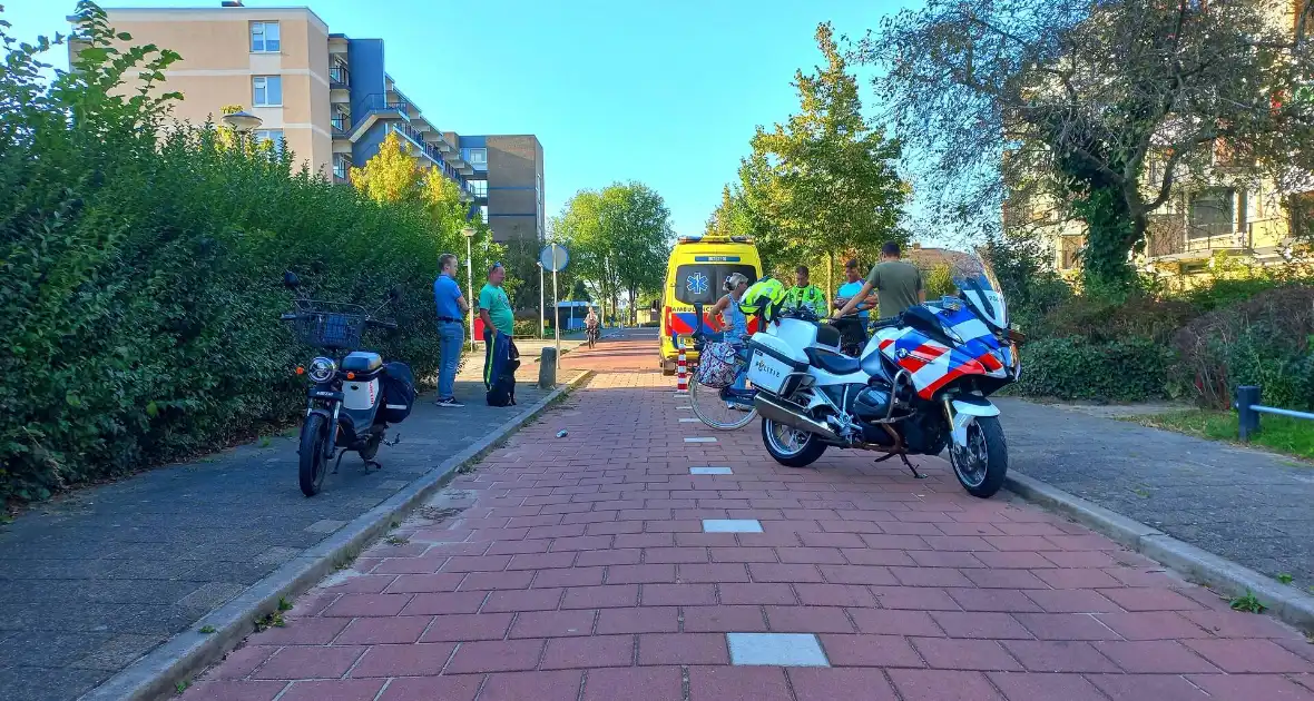 Oudere vrouw op elektrische brommer ten val - Foto 2