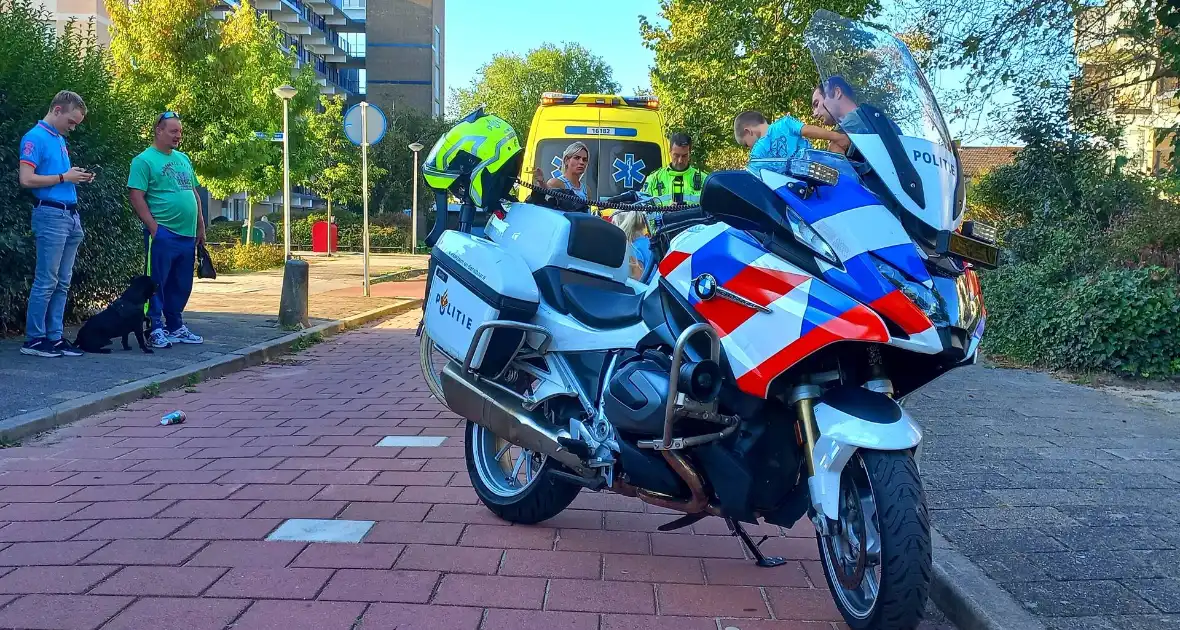 Oudere vrouw op elektrische brommer ten val - Foto 4