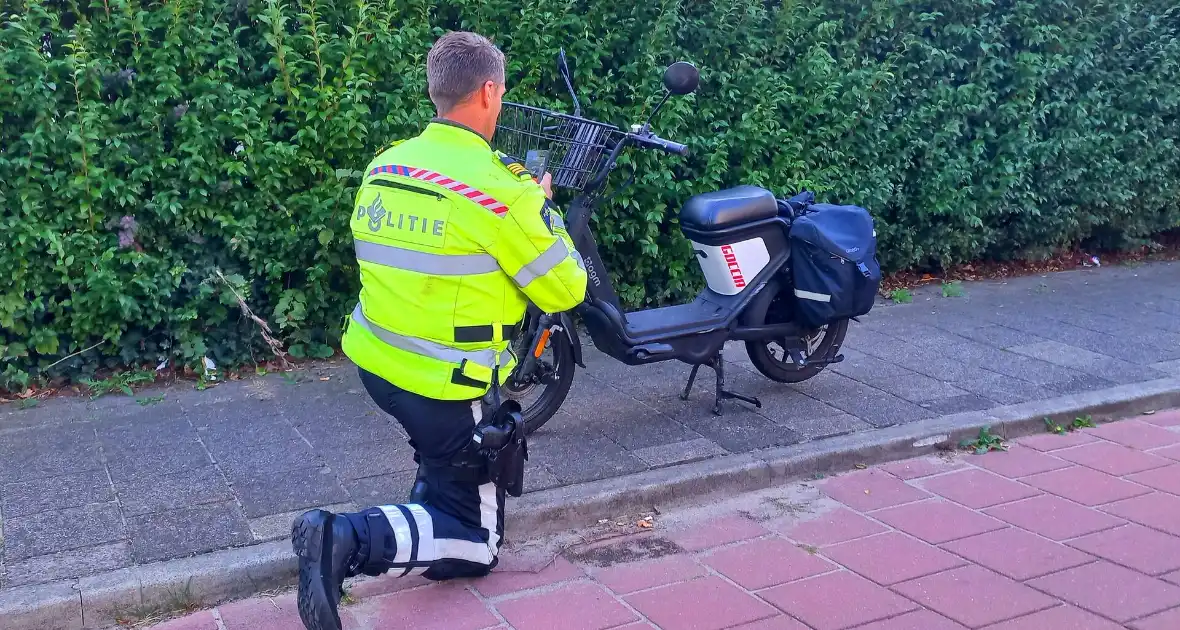 Oudere vrouw op elektrische brommer ten val - Foto 5