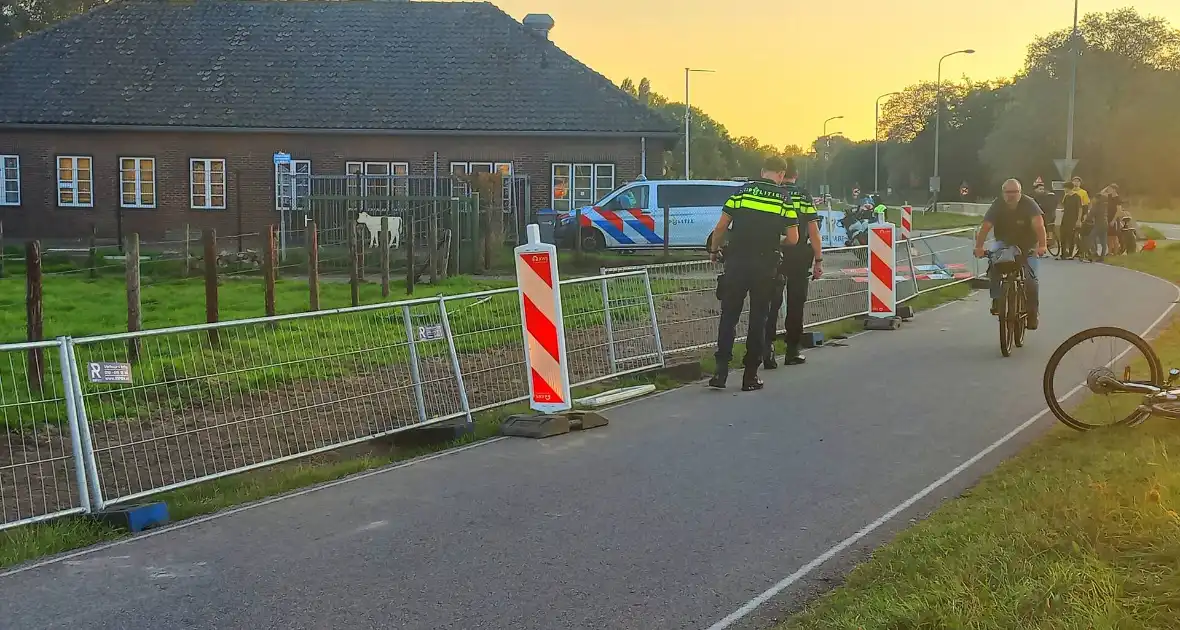 Politie houdt jong persoon aan langs provinciale weg