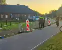 Politie houdt jong persoon aan langs provinciale weg