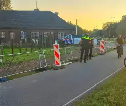 Politie houdt jong persoon aan langs provinciale weg