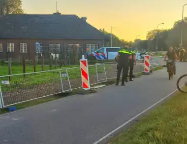 Politie houdt jong persoon aan langs provinciale weg