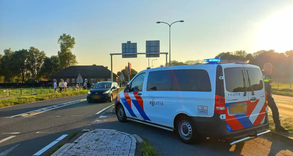 Politie houdt jong persoon aan langs provinciale weg - Foto 1