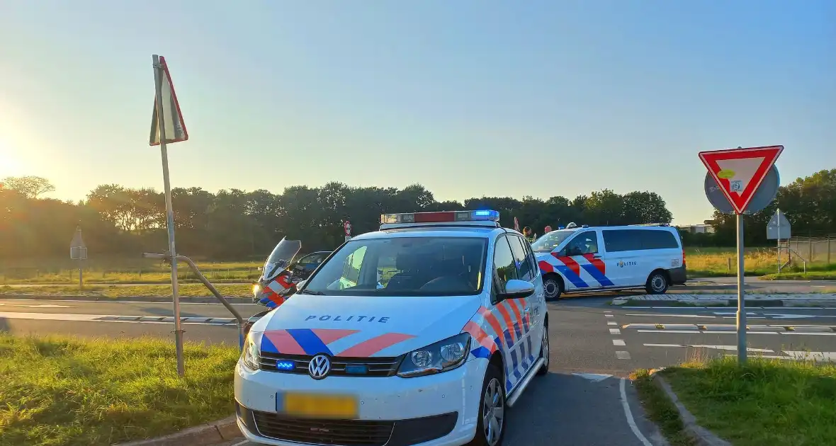 Politie houdt jong persoon aan langs provinciale weg - Foto 3