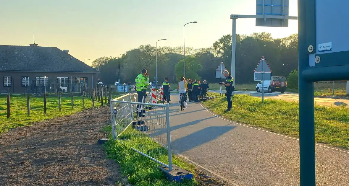 Politie houdt jong persoon aan langs provinciale weg - Foto 4