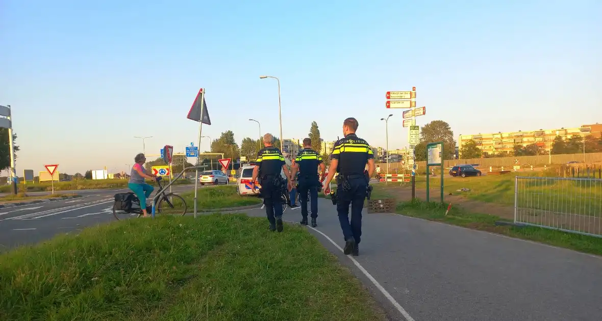 Politie houdt jong persoon aan langs provinciale weg - Foto 5