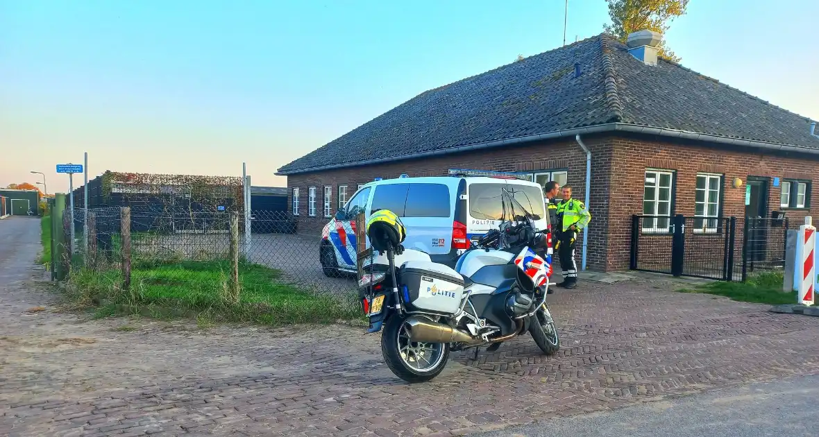 Politie houdt jong persoon aan langs provinciale weg - Foto 6