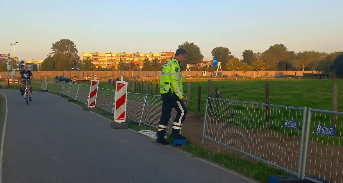 Politie houdt jong persoon aan langs provinciale weg - Foto 7