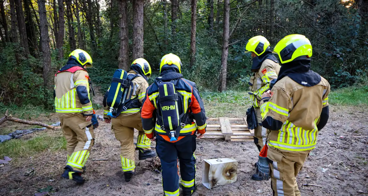 Brand gesticht in bos, brandweer doet er zand over