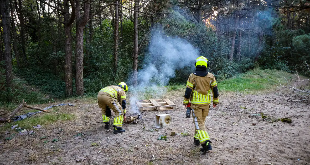 Brand gesticht in bos, brandweer doet er zand over - Foto 1