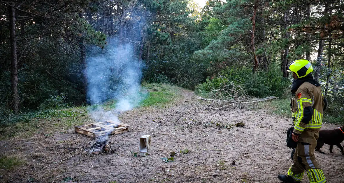 Brand gesticht in bos, brandweer doet er zand over - Foto 10