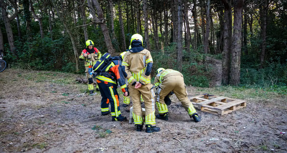 Brand gesticht in bos, brandweer doet er zand over - Foto 11