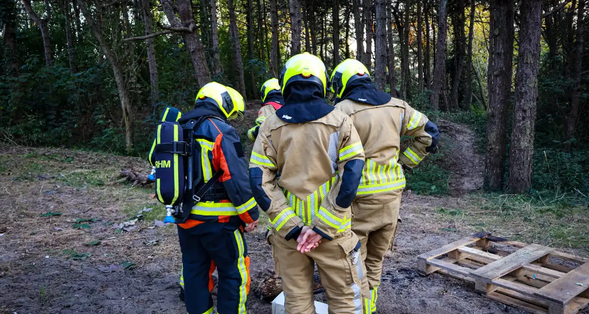 Brand gesticht in bos, brandweer doet er zand over - Foto 12