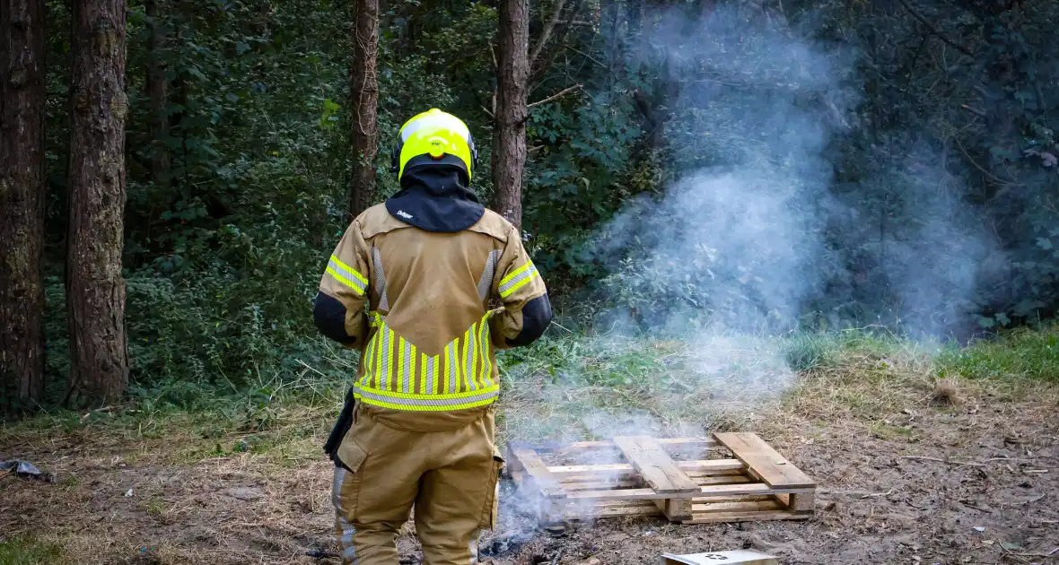 Brand gesticht in bos, brandweer doet er zand over - Foto 13